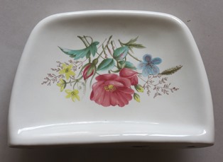 Lynn - Are these  two soap dishes Crown Lynn?  One is the Crown Lynn shape 1450 Cl_may10