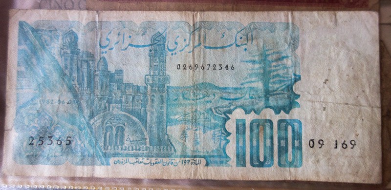 Deux billets algériens 100 et 20 dinars _dsc2737