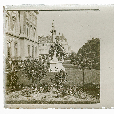 Photo du monument au peintre Denis-Auguste-Marie Raffet Img10412