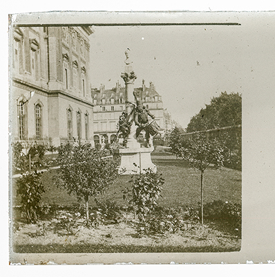 Photo du monument au peintre Denis-Auguste-Marie Raffet Img10413