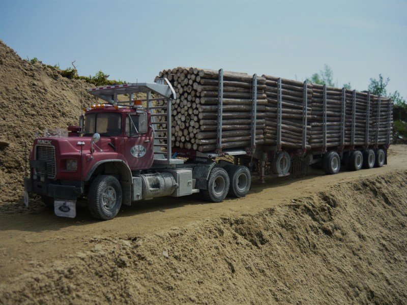 Mack RB 600 avec remorque foretière Deloupe P1120210