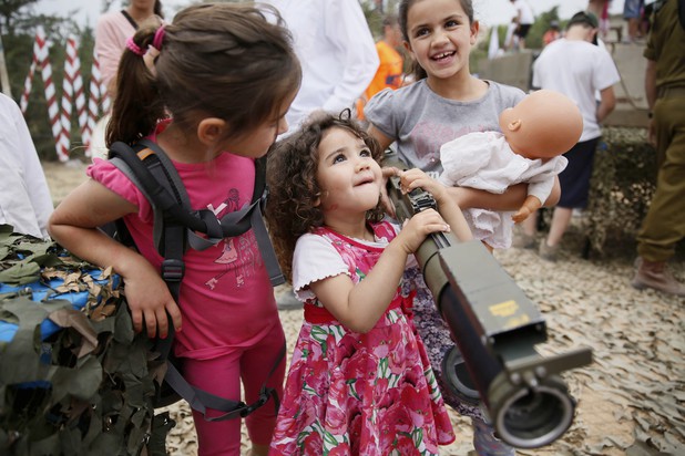 DISTURBING PHOTOS SHOW MILITARIZATION OF ISRAELI CHILDREEN! Afpliv12