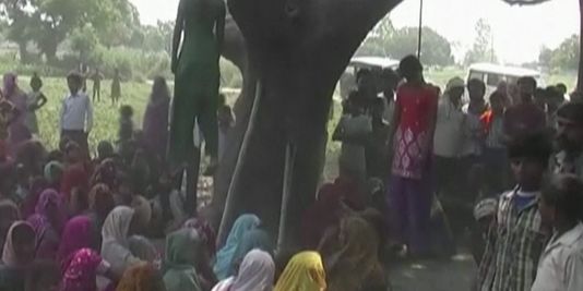 en-inde-des-villageois-protestent-apres-le-viol-de-deux-jeunes-filles-retrouvees-pendues 44287510