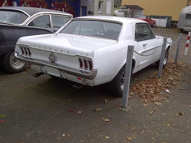 Ford Mustang + 1957 Ford Fairlane - auf dem Parkplatz "schnappgeschossen"  462