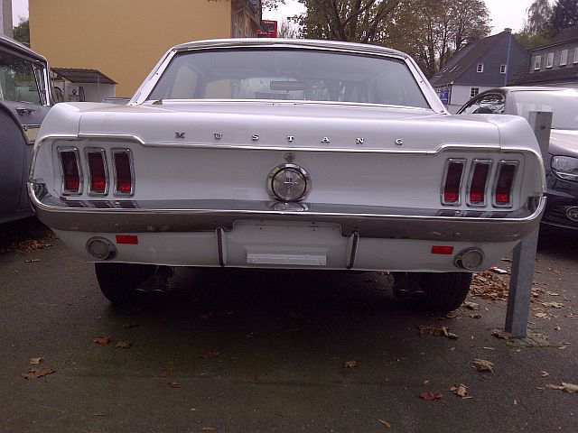 Ford Mustang + 1957 Ford Fairlane - auf dem Parkplatz "schnappgeschossen"  551