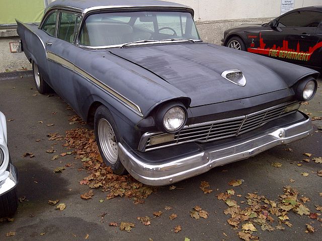 Ford Mustang + 1957 Ford Fairlane - auf dem Parkplatz "schnappgeschossen" 7ca10
