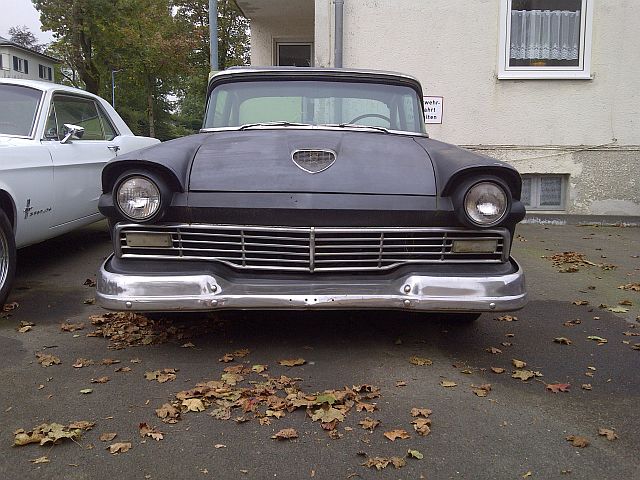 Ford Mustang + 1957 Ford Fairlane - auf dem Parkplatz "schnappgeschossen"  824