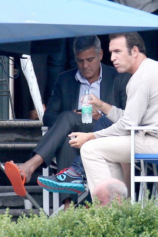George Clooney and JEAN DUJARDIN doing a new NESPRESSO SPOT - Page 3 Tach810