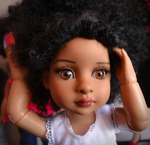 Angelica Doll : une mère crée une poupée noire aux cheveux crépus pour sa  fille