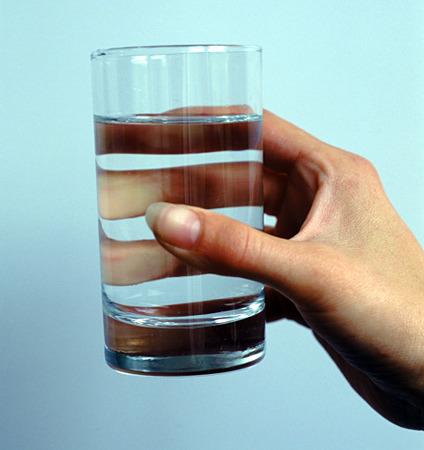 تخلص من الإرهاق بشرب الماء البارد لأن الجفاف من أهم أسباب الشعور بالإرهاق 55715110