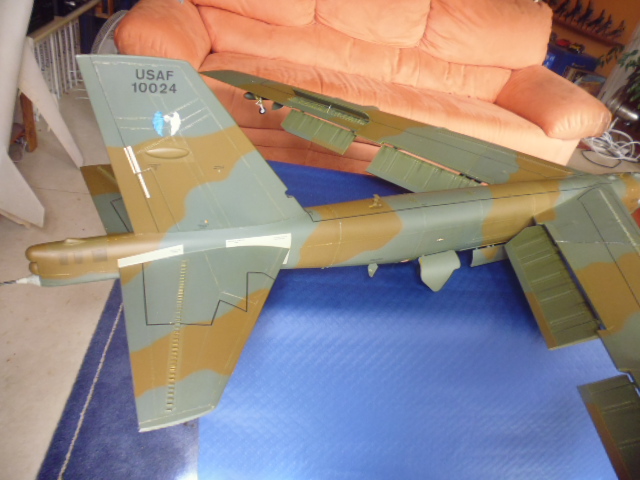Boeing B52H ech 1/32 en bois et carton bis P1000228