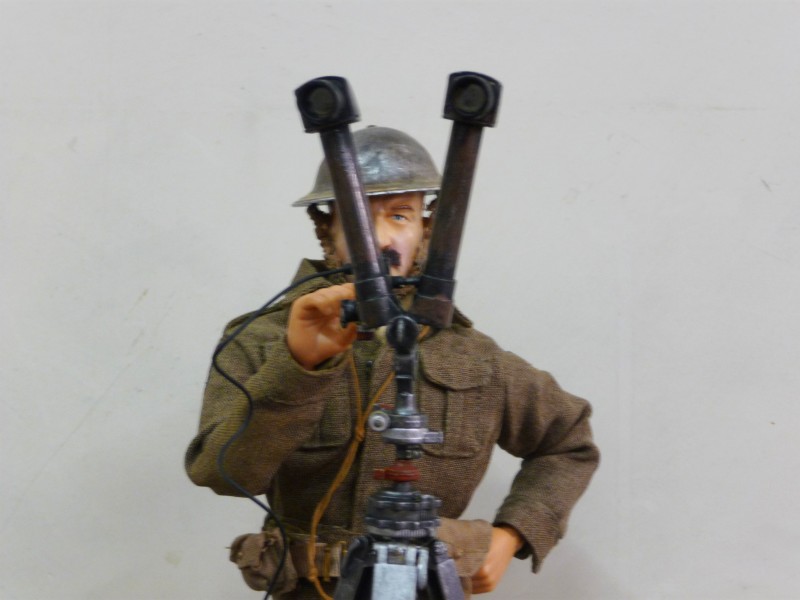 capitaine d'artillerie birtannique avec avec ses jumelles 00811