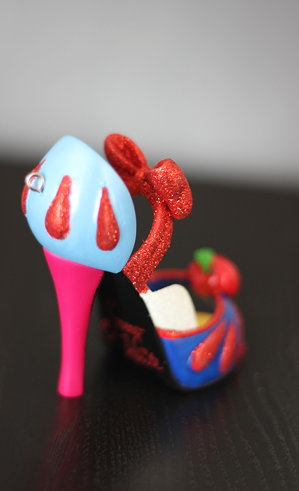 Chaussures miniatures disney (ornement) - Page 15 Snow_s12