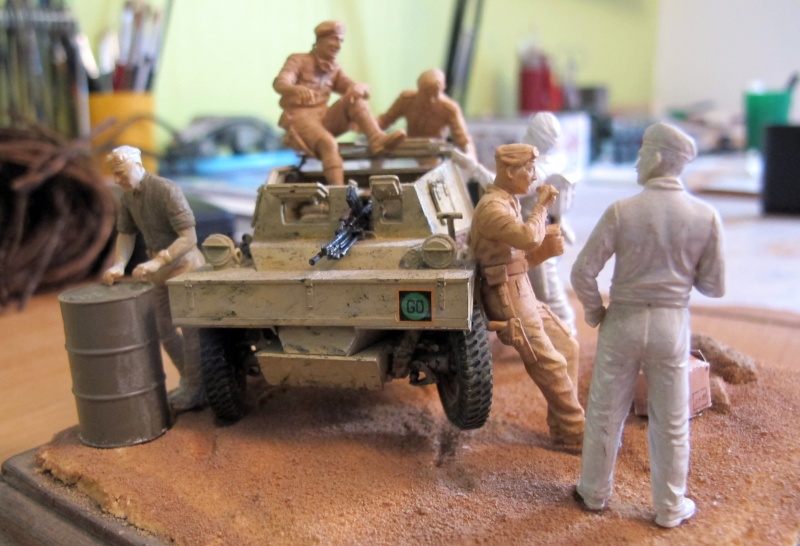 Pause dans le désert - MINIART 35087 "Scout Car Dingo Mk.1a with crew" + figurines MASTERBOX 3564 "Commonwealth AFV crew" Img_4574