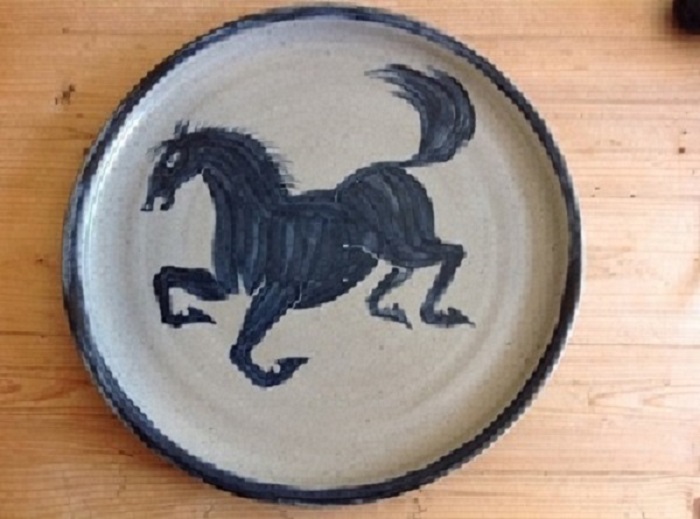 help identifying mark on studio pottery plate please, Img_0417