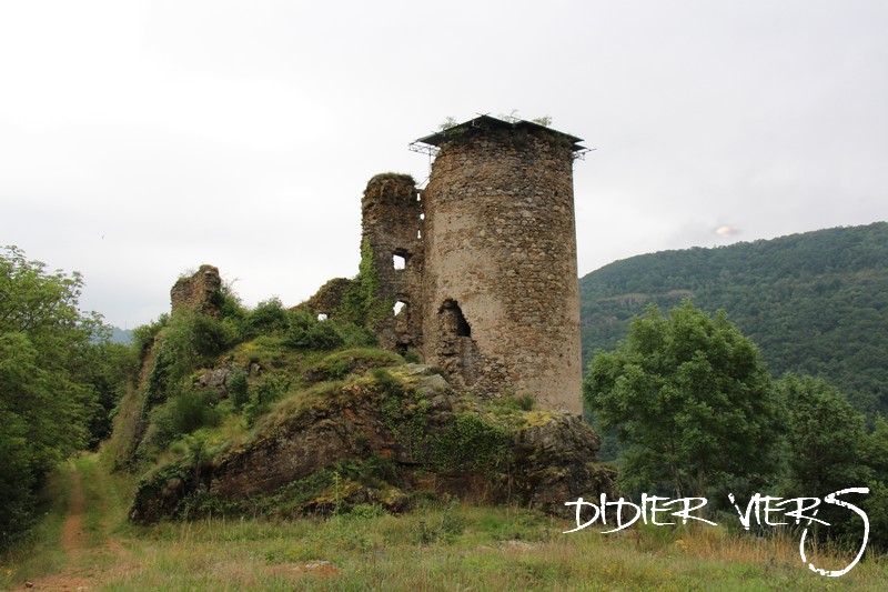 Rocher du château d'Aurouse, Cantal, France Aurous11