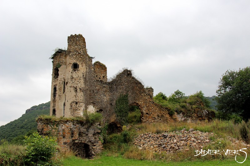 Rocher du château d'Aurouse, Cantal, France Aurous23