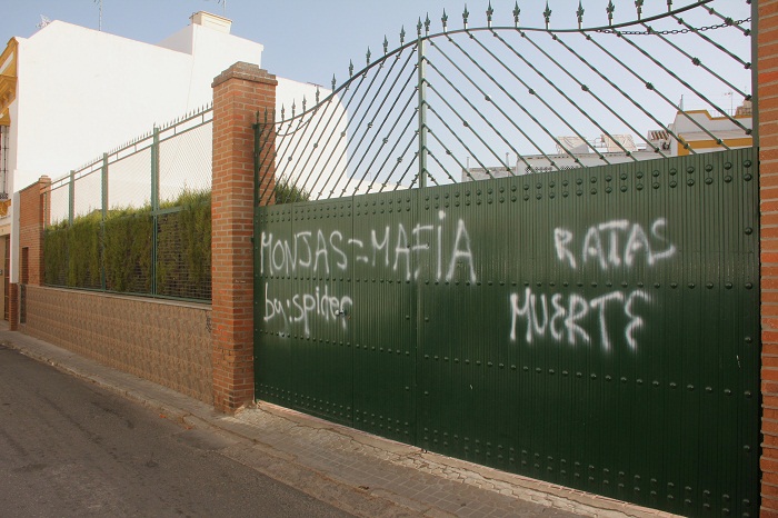 Lamentables y muy ofensivas pintadas a las puertas de Santa Isabel contra las monjas Monjas10