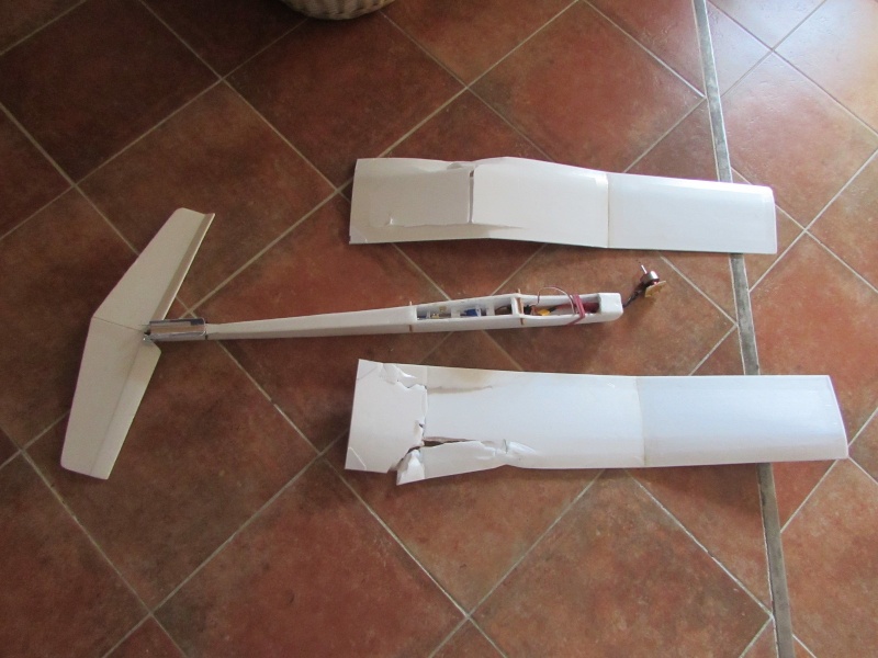 Construction du polytwo, moto-planeur 2 axes V-tail 150cm en dépron - Page 5 Img_5611