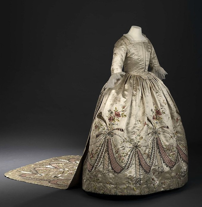 Robe attribuée à Mlle Bertin pour Marie-Antoinette (Royal Ontario Musuem) 56008d10