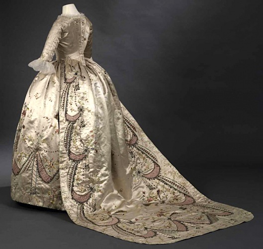 Robe attribuée à Mlle Bertin pour Marie-Antoinette (Royal Ontario Musuem) Aa57b510