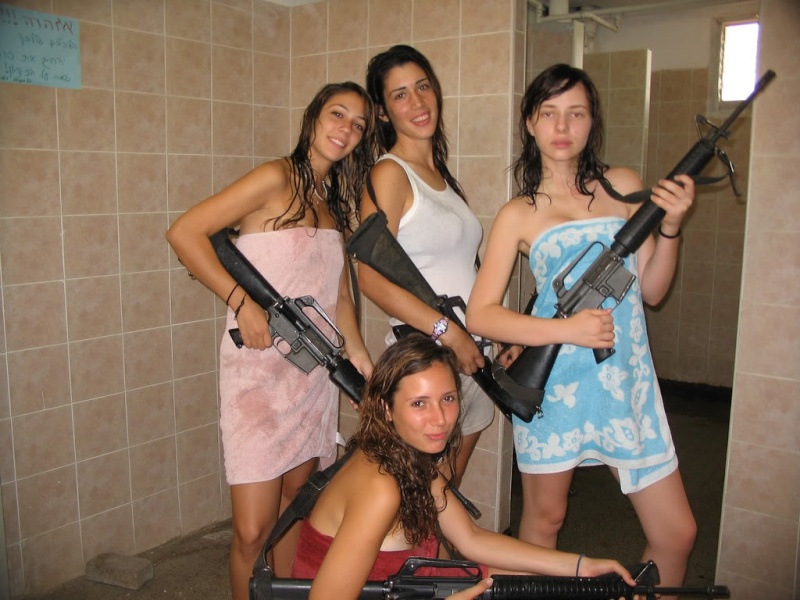 Les filles prennent les armes. 14117817