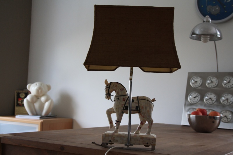 Un jouet-sculpture-lampe.. en nacre ? (non non ce n'est pas moche! ;-) Img_5210