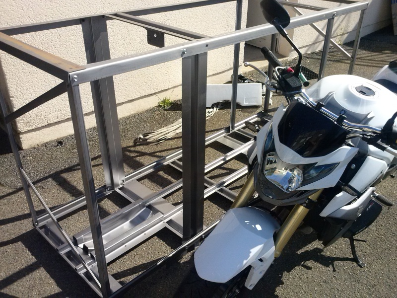 Rack métallique pour transporter la moto Cam00510