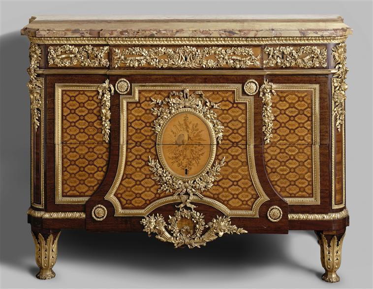 La commode Riesener de Marly 10-53710