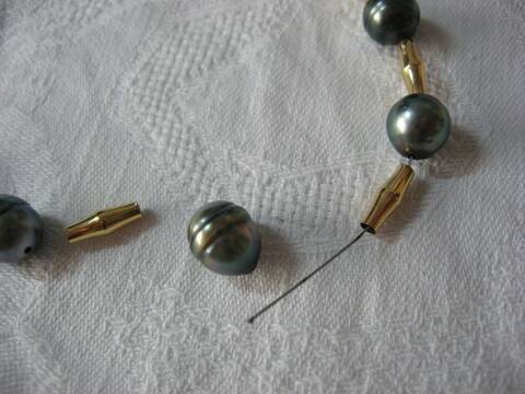 Collier perles de tahiti et or monté sur cable...qui casse...et recasse.  Help!