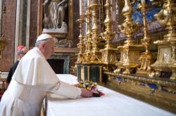 ** Le Pape remercie la Vierge  après son voyage ** Le_pap10