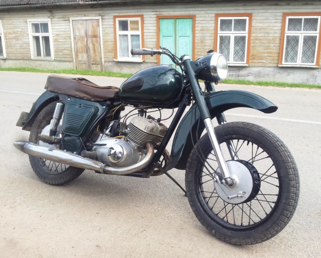 En ce moment, chez les cigognes : une IZH soviétique 1967  Moto3r11