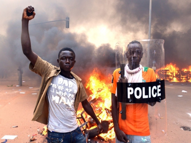 Le Burkina Faso en plein chaos, incertitude sur le sort du président Compaoré 12085710
