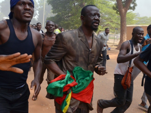 Le Burkina Faso en plein chaos, incertitude sur le sort du président Compaoré 12085712