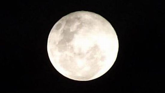 Espectáculo nocturno: esta noche, una súper-luna coincide con la lluvia de estrellas de las Perseidas Luna11