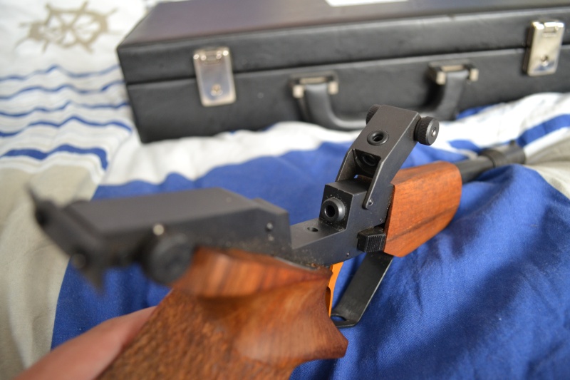Présentation du pistolet tau (On cherche le membre qui récupère des mousses pour mallettes d'armes, voir fin page 1 et 2 xD) Dsc_0110
