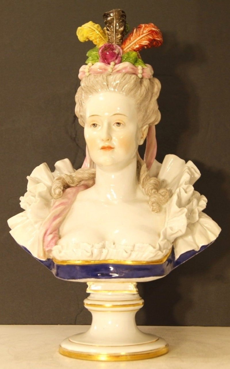 Collection : statuettes représentant Marie-Antoinette, ses proches et des figures du XVIIIe siècle Zbay10