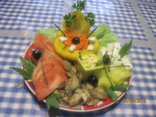    Assiette de pâtisson et crudités.photo. Assiet12