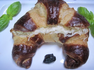 Croissants garnis. béchamel. lardons. jambon cru + photos. Img_0012