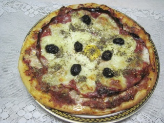 Pizza aux oignons et chorizo. mozzarella. Img_0027