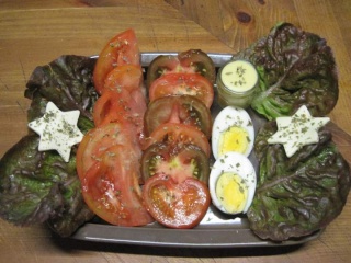 Salade de tomates variées et œufs durs. Une_ri11