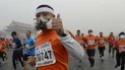 A Pékin, les marathoniens courent avec des masques antipollution Pykin10