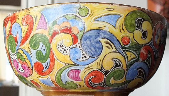 Hand decorated bowl, suggestive of the Glasgow Girls, any ideas? Gg10