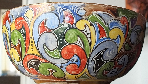 Hand decorated bowl, suggestive of the Glasgow Girls, any ideas? Gg110