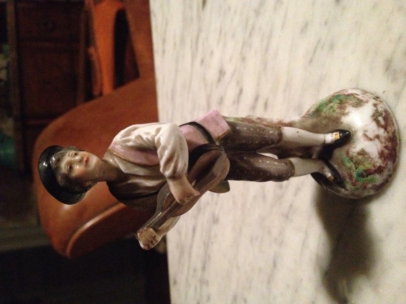 Marque inconnue sur une statuette en porcelaine Img_6014