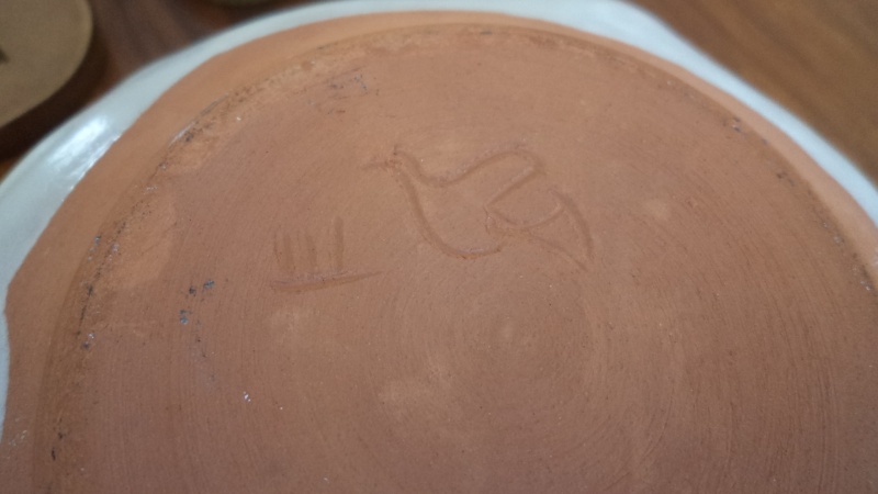 cendrier céramique signé d'un oiseau Dsc04212