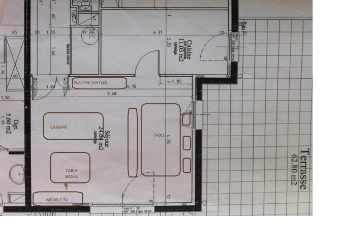 Déco d'un salon/salle à manger avec carrelage blanc au sol Plan_s13