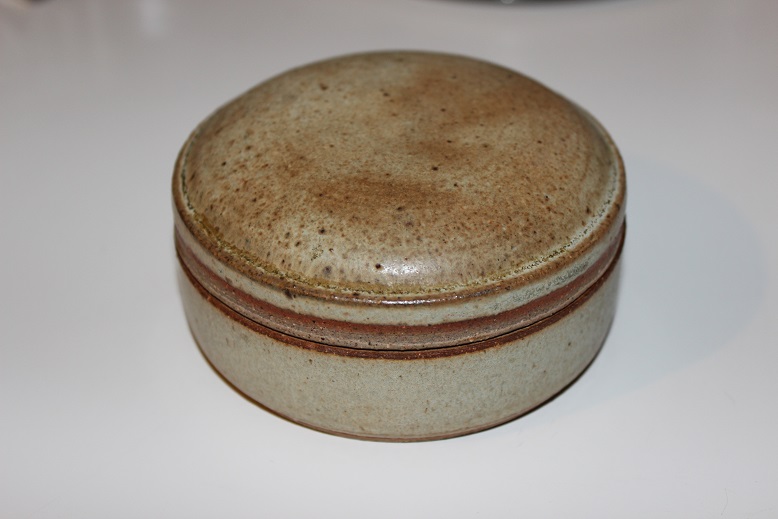 Plain little lidded pot with what looks like a B mark Pot110
