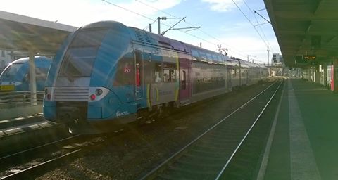 Stationnement voie D de la 24685-686 en gare d'Angers Saint-Laud, dans l'attente d'un prochain service - 9 décembre 2014 15246110