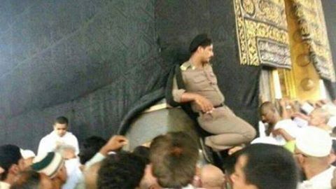 عاجل: التحقيق مع شرطي سعودي وضع حذاءه على الكعبة "موقع الربانية " 10620710